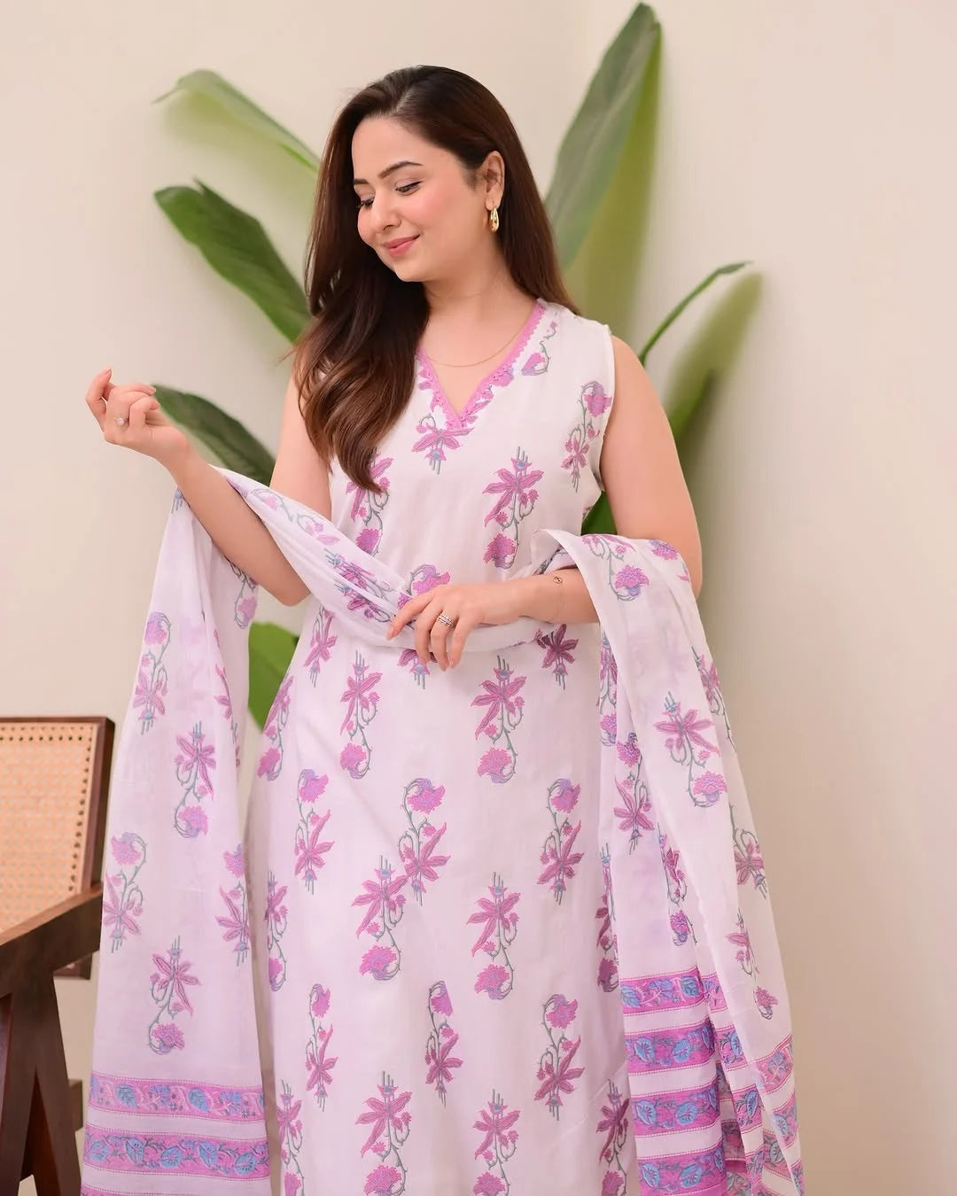 Women Floral Print Straight Kurta with Pants & Dupatta