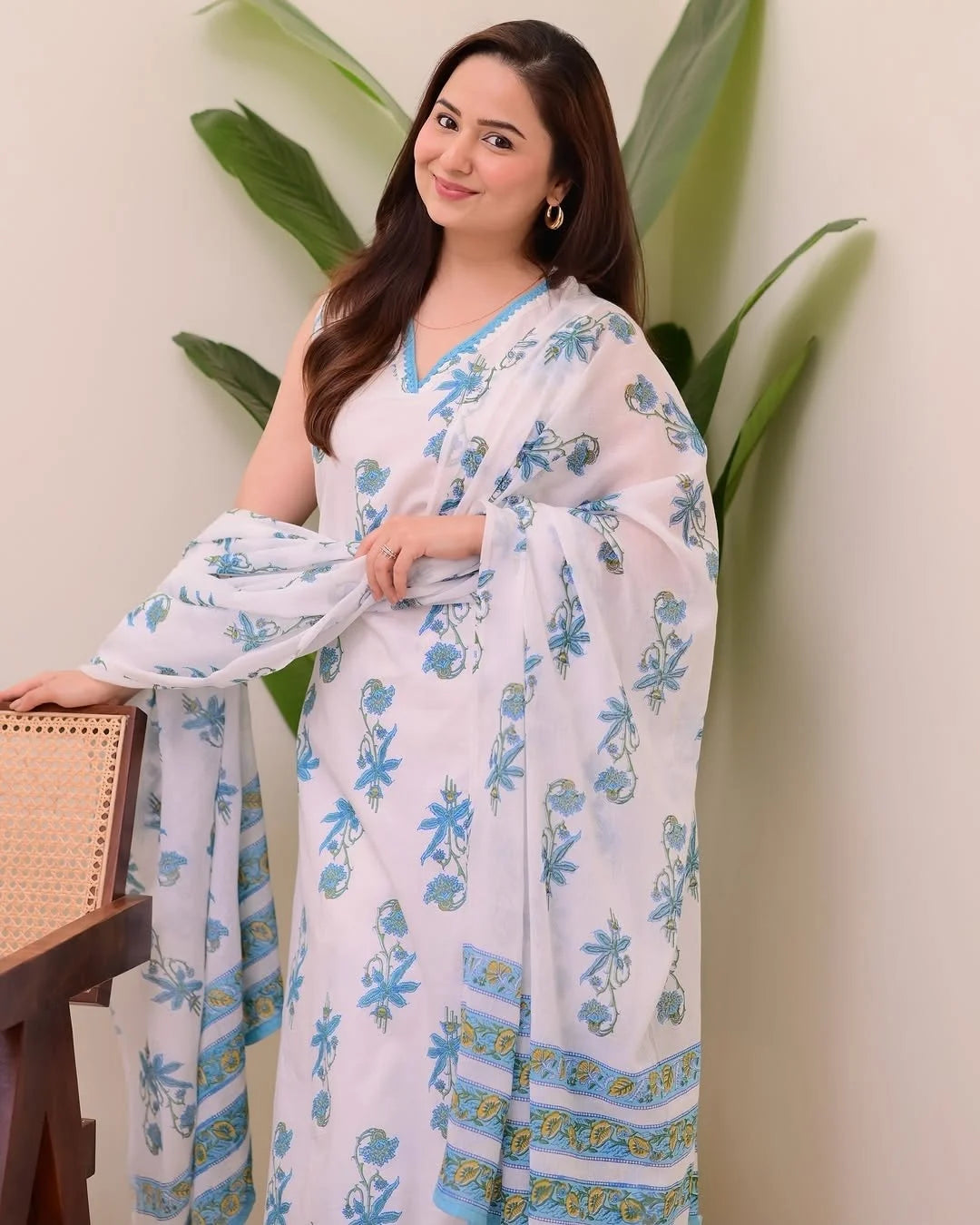 Women Blue Floral Print Straight Kurta with Pants & Dupatta