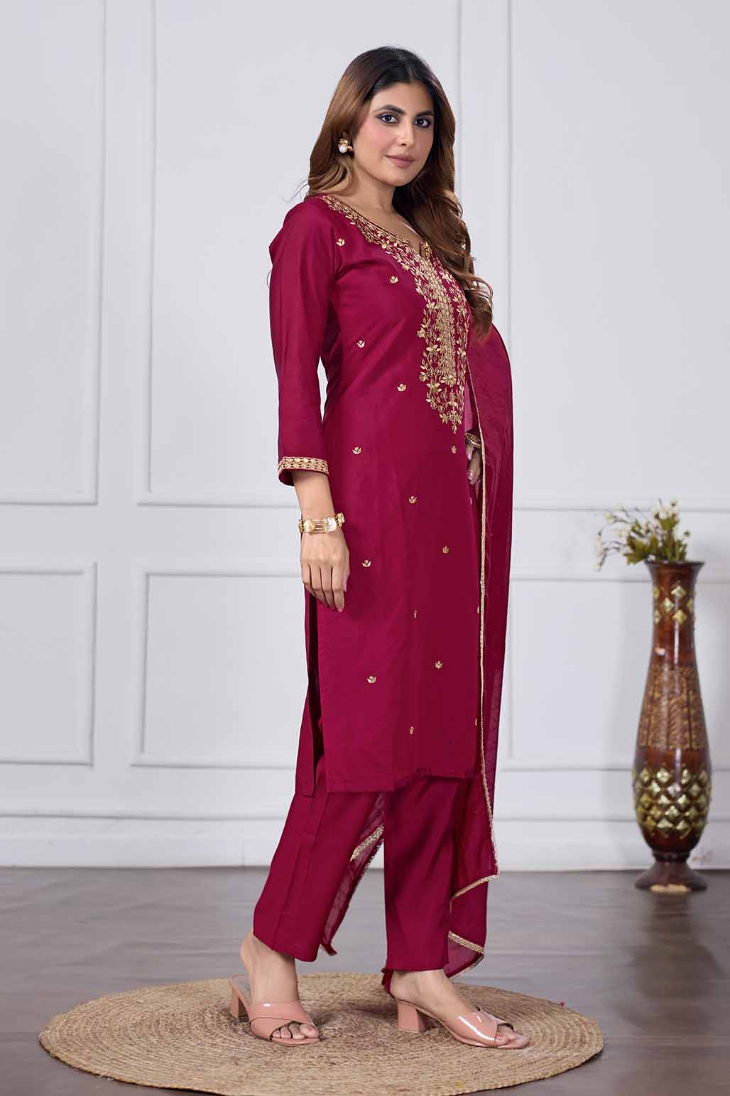 Women Embellished Straight Kurta Set